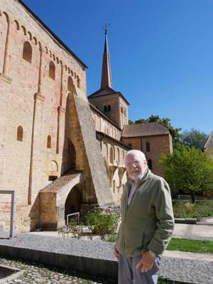 Jean-Yves Savoy devant l'abbatiale de Romainmôtier