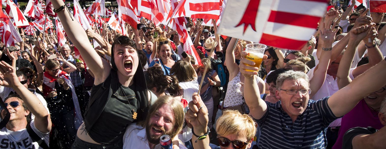 Des militants pro-jurassiens fêtent le transfert de Moutier dans le canton du Jura. / Keystone