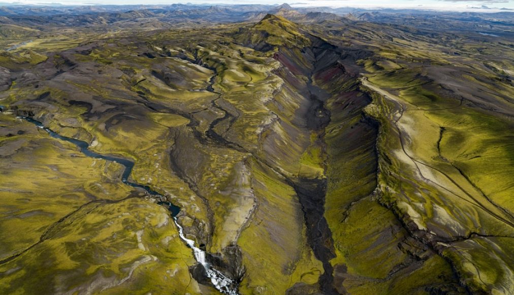 Vue aérienne de l'Eldgjá en direction du nord avec l'Ófærufoss au premier plan et le Vatnajökull à l'horizon © CC Илья Григорик