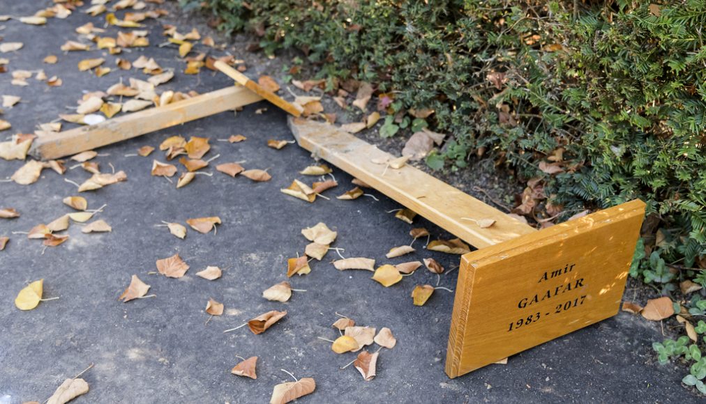 Une vue sur le carre musulman vandalisé le samedi 14 octobre 2017 au cimetière du Bois-de-Vaux a Lausanne. © KEYSTONE/Jean-Christophe Bott