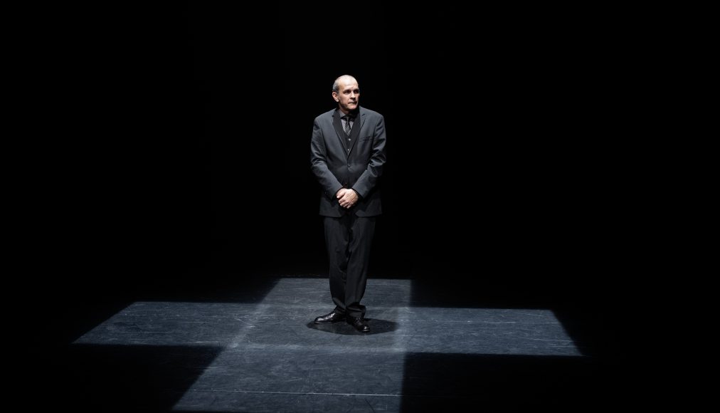 Le comédien Frédéric Landenberg interprète le pasteur Burg / ©Xavier Voirol 