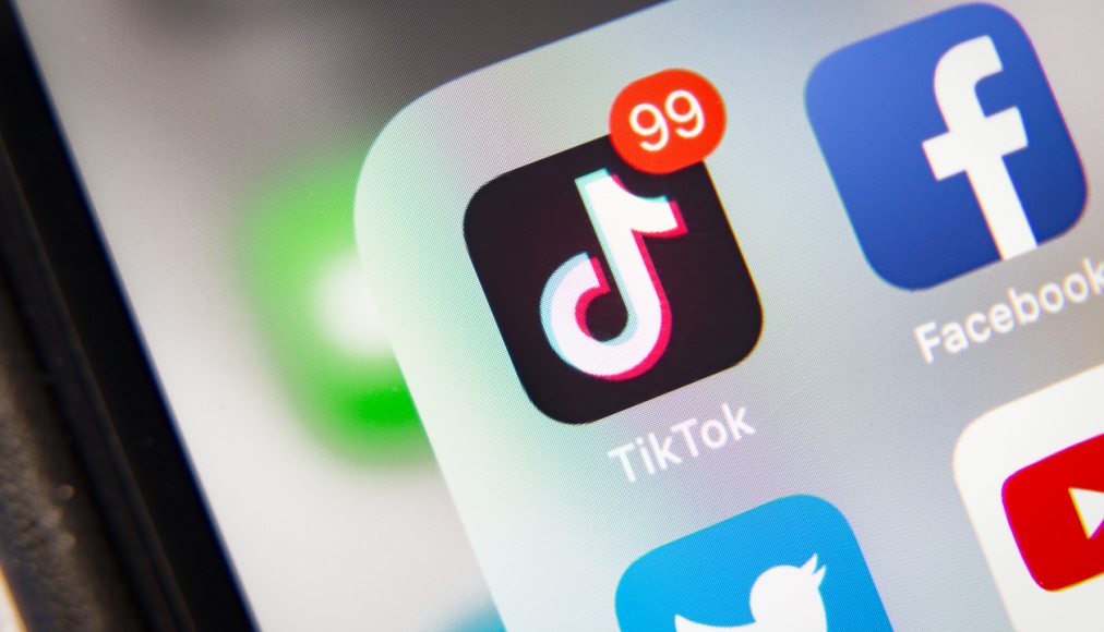 Des prêtres cartonnent sur TikTok / ©iStock/ 5./15 WEST