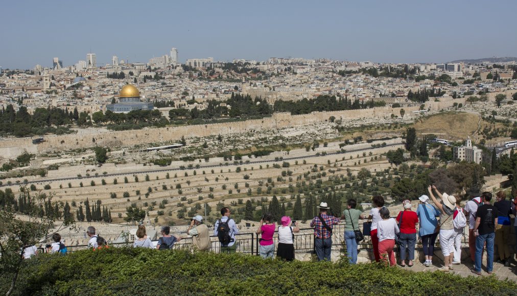 En pèlerinage, des touristes photographies Jérusalem depuis le Mont des Oliviers. / IStock