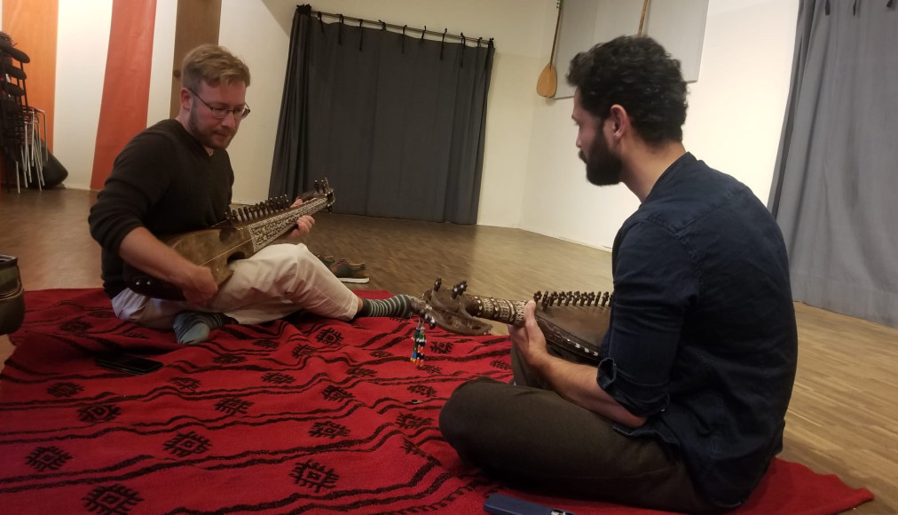 Le musicien Mathieu Clavel et l’un de ses élèves. / ©Christine Mo Costabella