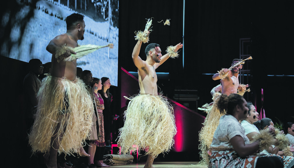 Danseurs d’une communauté du Pacifique. L’art, parce qu’il est vecteur de messages et de valeurs, peut aussi être un outil de mobilisation écologique / © COE/Albin Hillert