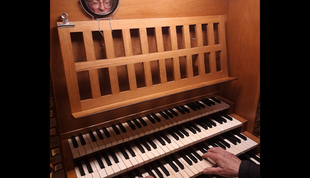 La rencontre entre Michel Jordan et l’orgue de l’abbatiale remonte à plus de 50 ans / © Numa Francillon