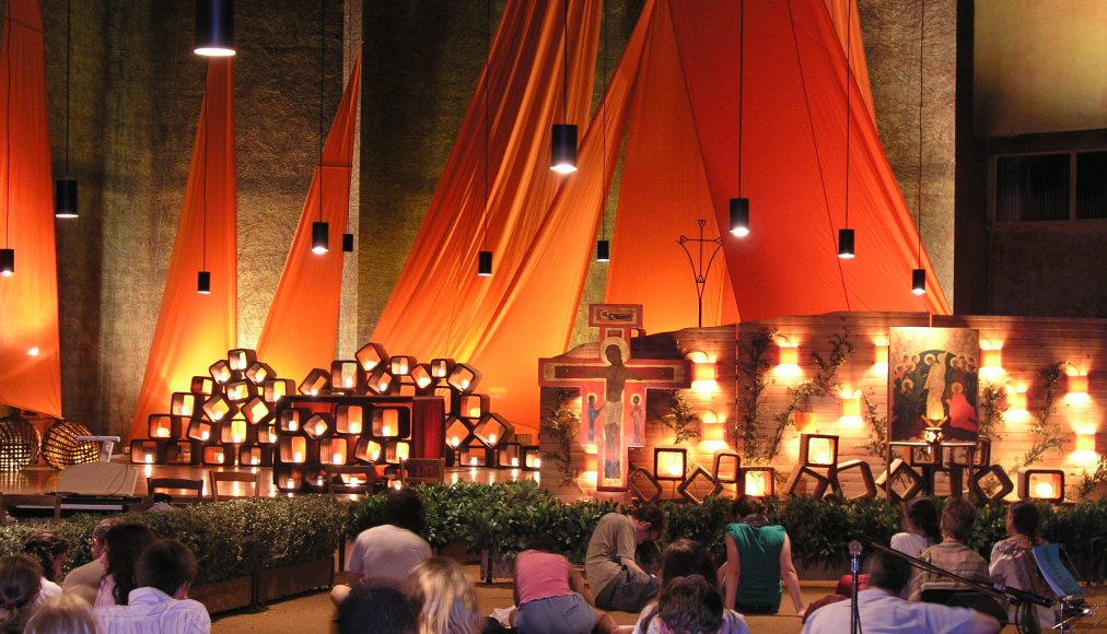 Prière dans l&#039;église de Taizé. © CC BY-SA 3.0/Damir Jelic/ Wikimedia commons / Prière dans l&#039;église de Taizé. © CC BY-SA 3.0/Damir Jelic/ Wikimedia commons