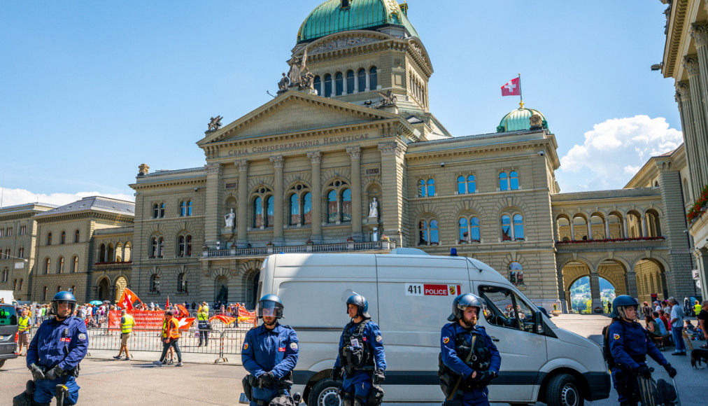 Les manifestations devant le Palais fédéral en 2020 durant la pandémie sont le fruit du durcissement du débat public. / ©iStock/Julien Viry