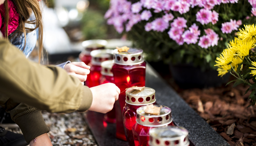 Si le calendrier catholique réserve un jour spécifique dans l&#039;année pour honorer de manière collective la mémoire des proches disparus et fleurir leurs tombes, les pratiques se révèlent aujourd’hui davantage individualisées. / IStock