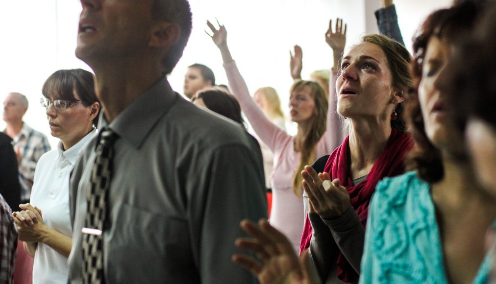 Moment de louange dans une Église évangélique / StockSnap /Pixabay