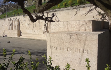 Inscription du nom de Marie Dentière sur le Mur des Réformateurs à Genève / ©MHM55, CC BY-SA 4.0 Wikimedia Commons