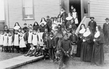 Groupe de religieuses avec des élèves autochtones, Port Harrison (Québec), vers 1890 / ©Flickr / H. J. Woodside. Bibliothèque et Archives Canada, PA-123707