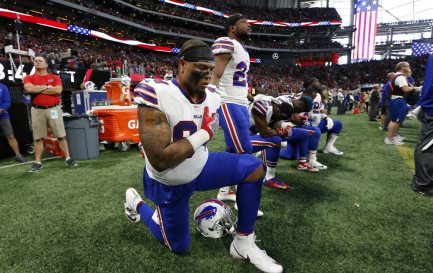 Les joueurs des Buffalo Bills mettent un genou à terre avant le début du match ( Atlanta, 1er octobre) © Keystone / AP