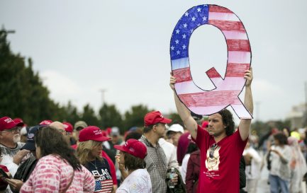 La théorie complotiste QAnon s&#039;est largement diffusée dans les milieux évangéliques américains, notamment au sein de la campagne présidentielle. / Keystone/AP