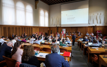 A Neuchâtel, après des débats passionnés, les délégués des Eglises réformées de Suisse ont décidé de contredire le projet d’enquête soumis par leur Exécutif. / EERS