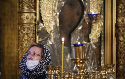 Une femme assiste à un service religieux, le 3 avril, dans une église orthodoxe de Moscou. / Keystone