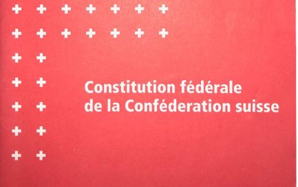 Couverture de la version francophone de la Constitution fédérale de la Confédération suisse de 1999. / © Confédération suisse, Public domain, via Wikimedia Commons