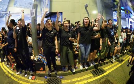 Les chrétiens hongkongais chantent &quot;Sing Hallelujah to the Lord&quot; lors des manifestations de 2019 / ©Flikr/Etan Liam