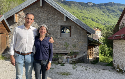 Séverine et Éric de Montalembert, devant leur maison d’accueil. / ©Carole Pirker