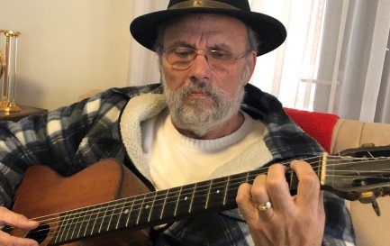 Le voyageur May Bittel, pasteur et guitariste manouche / ©Gabrielle Desarzens