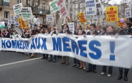 &quot;Marche pour la vie&quot;, Paris, 2009 / ©Gavroche point final, Public domain, via Wikimedia Commons