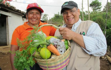 Le réseau ANAFAE fondé par Octavio Sanchez Escoto (à droite) organise des foires d’échanges de semences traditionnelles, des formations théoriques, des ateliers pratiques… / © DR