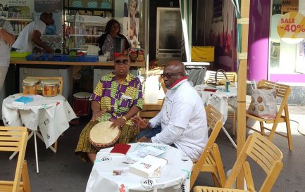 Des sonorités de djembé invitent à venir à la rencontre des Eglises africaines issues de la migration au stand de la braderie. Ici en 2018. / DR