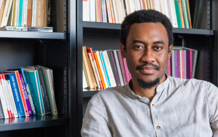 Ezekiel Kwetchi Takam, doctorant à la Faculté de théologie de Genève, s’engage à mettre de l’éthique dans les pratiques professionnelles en lien avec l’intelligence artificielle. / © Maurice Page/cath.ch