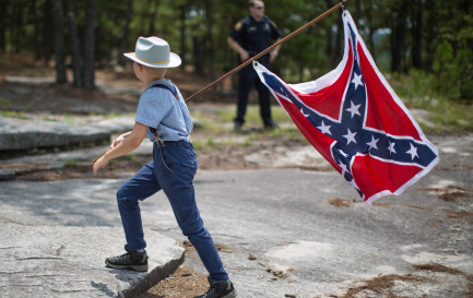 Arborer ce drapeau, aujourd’hui, revient à lancer un message codé, à la fois menaçant pour les Noirs américains et signe de ralliement pour «l’Amérique blanche». / Keystone