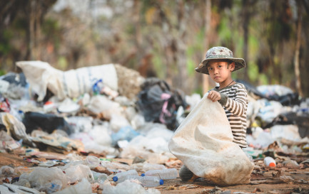 Selon les estimations de l’ONU, en 2023 prêt de 700 millions de personnes dans le monde vivaient avec moins de 2,15 dollars par jour. / ©iStock