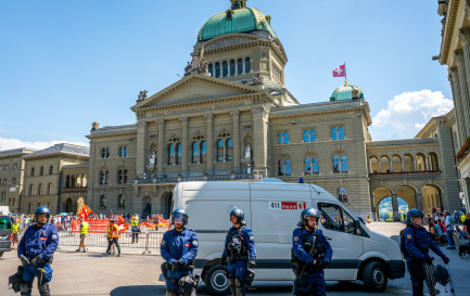 Les manifestations devant le Palais fédéral en 2020 durant la pandémie sont le fruit du durcissement du débat public. / ©iStock/Julien Viry