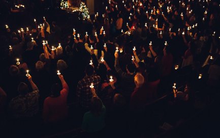 Alors que leurs rangs sont souvent bien clairsemés tout au long de l’année, les Églises continuent de faire le plein au soir du 24 décembre. / IStock