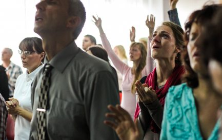 Moment de louange dans une Église évangélique / StockSnap /Pixabay