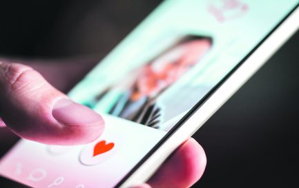 Internet aurait-il fait de nos relations amoureuses un «marché»? Pas encore, démontrent Gina Potarca et France Ortelli dans leurs recherches. / © Tero Vesalainen/iStock