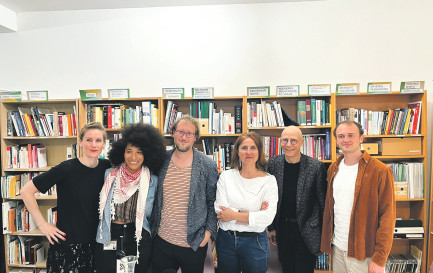 Le collectif auteur des Ecospiritualités contemporaines. De gauche à droite: Anaïs Reichard, Salomé Okoekpen, Alexandre Grandjean, Irene Becci, Christophe Monnot, Virgile Delmas. / ©DR