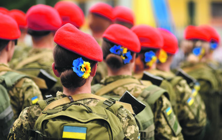 De jeunes Ukrainiennes s’engagent pour la défense de leur pays. / © Shutterstock