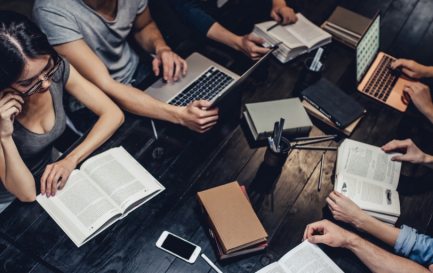 L&#039;année académique vient de commencer, et certains étudiants de part et d’autre de Suisse romande ont choisi de se lancer dans des études de théologie. Quelles sont leurs motivations à suivre ce cursus? / IStock